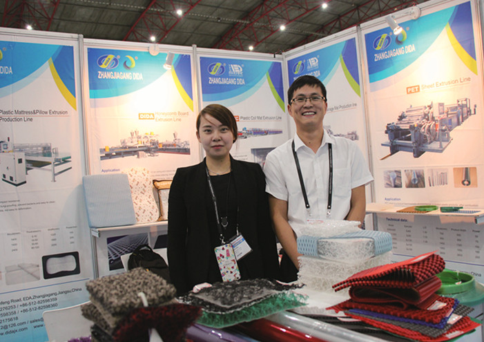 張家港帝達 項目主管 朱玉霞 (左)銷售部經理 何先生(右)