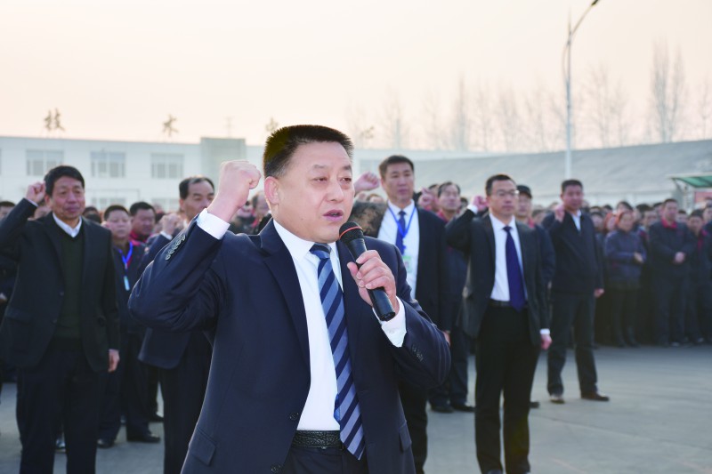 董事長帶領(lǐng)全體中層以上領(lǐng)導(dǎo)干部就領(lǐng)導(dǎo)干部&ldquo;正己善為&rdquo;工作作風(fēng)宣誓