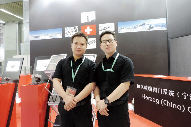 和卓銷售經理沈舟人（右）與林明先生（左）