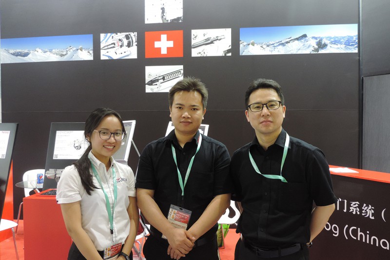 和卓展會現場沈舟人、銷售代表林明與《塑膠工業》記者李嘉儀合影