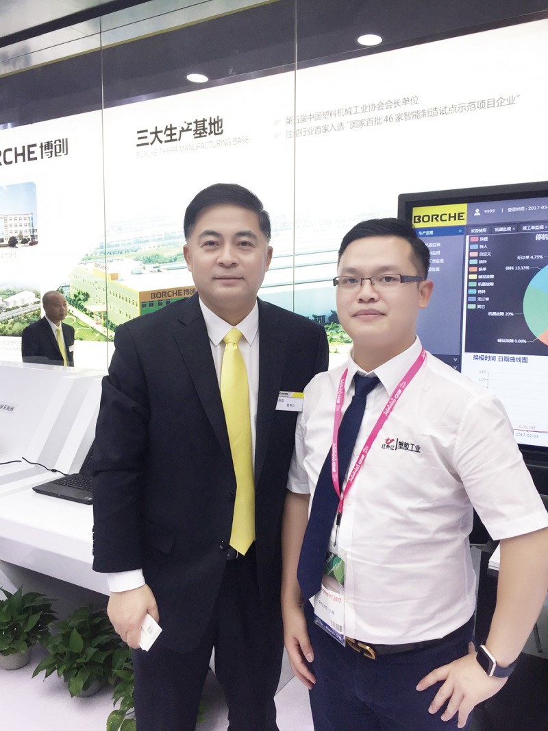 博創智能董事長朱康建(左)與本刊記者合影