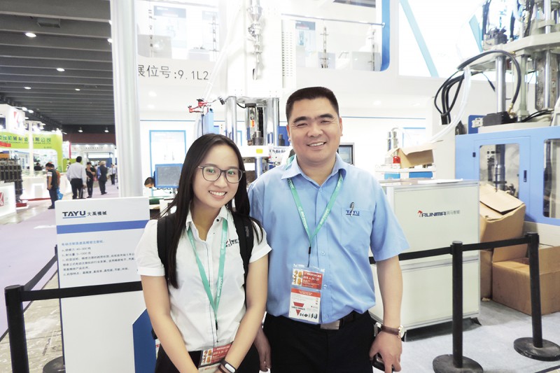 杭州大禹機械有限公司總經理楊茂榮(右)與本刊記者