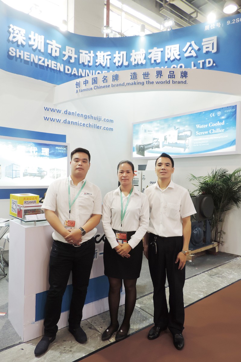 丹耐斯總經理劉訓檢(右)、銷售經理李翠翠(中)