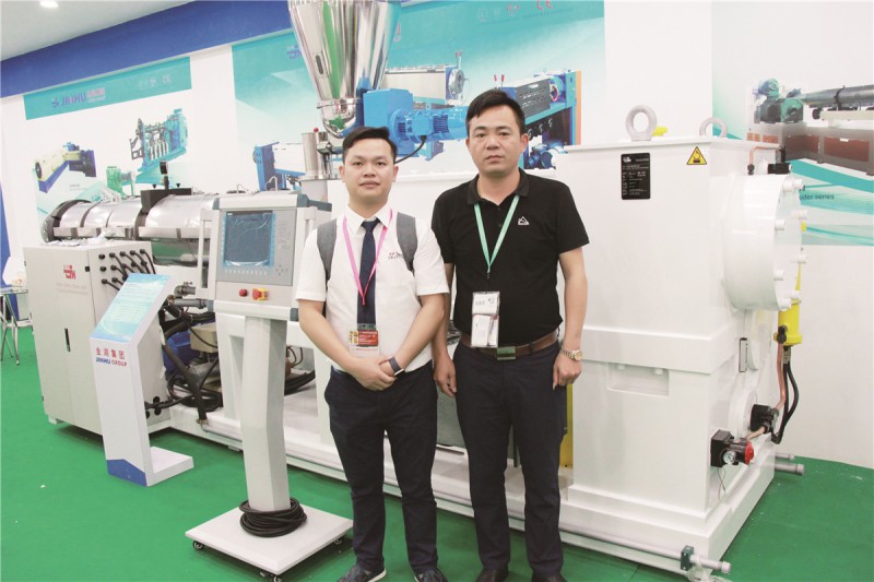 上海金湖副總經理董永海 (右)與本刊記者合影