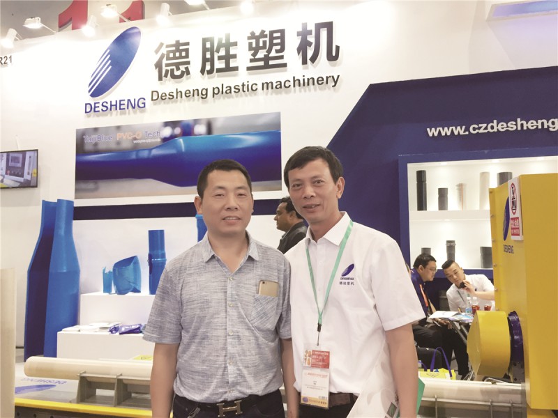 德勝總經理汪陸軍(右)與老朋友合影