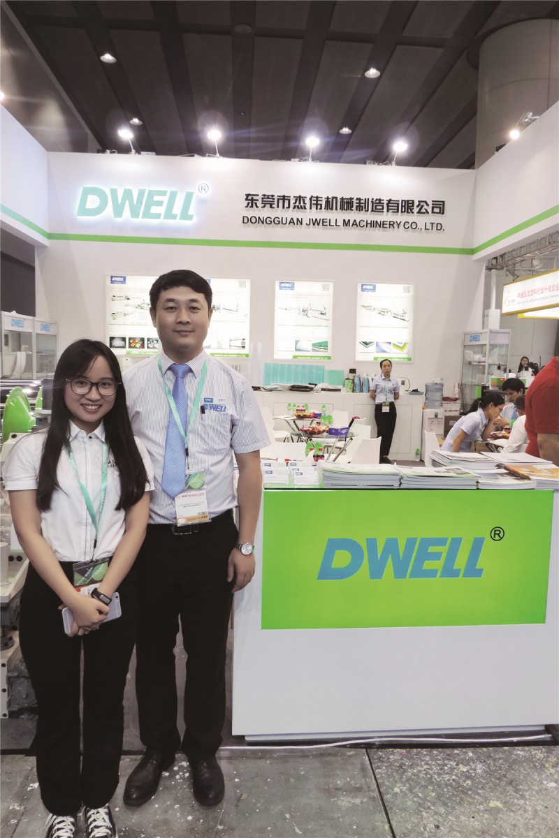 東莞杰偉總經理滕愛華(右)與本刊記者