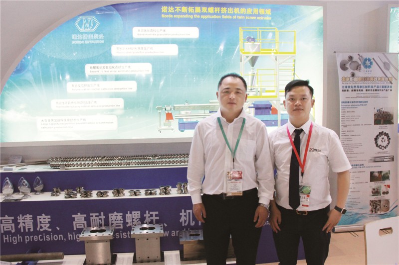 南京諾達趙錦富經理(左)與本刊記者