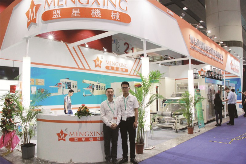 汕頭盟星副總經理王耿(左)與本刊記者