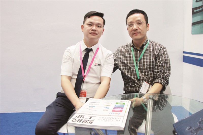 上海嘉倍德總經理 張志昂 (右)與本刊記者合影