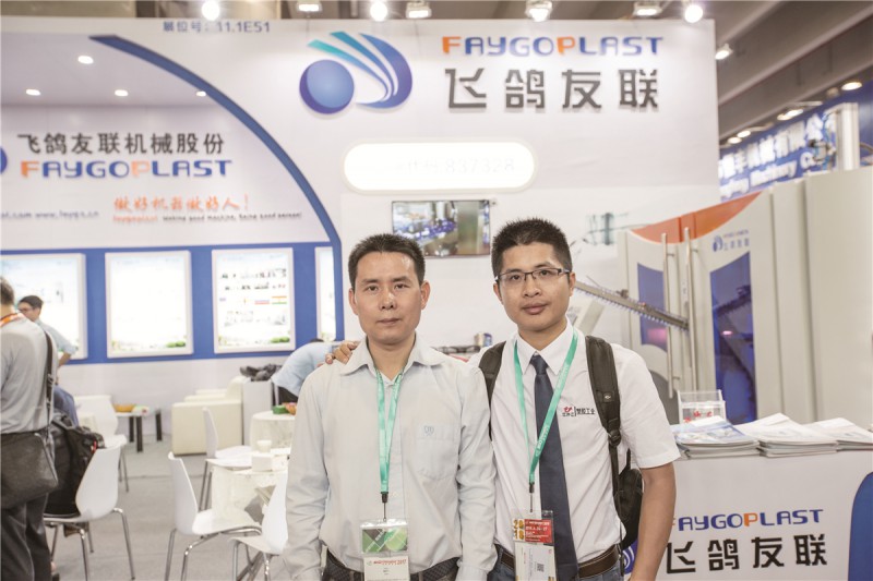 飛鴿友聯謝明飛總經理(左)與本刊記者