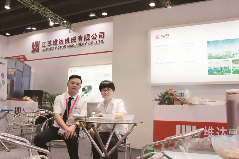 維達機械總經理高松(右)與本刊記者合影