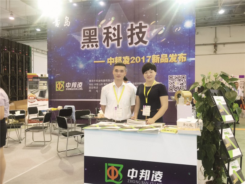 中邦凌總經理劉征飛（左）