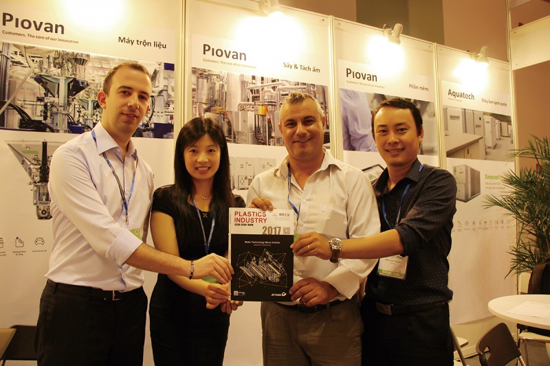 百旺歐洲同事、中國(guó)同事與越南同事合影