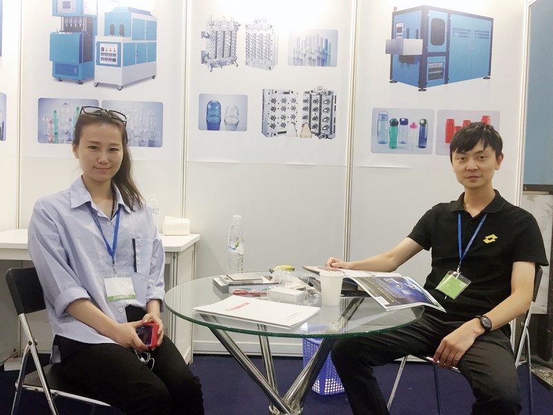 天南模具海外銷(xiāo)售張先生（右）