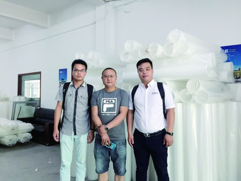 東莞德永塑膠制品有限公司張總（中）和本刊記者合照。