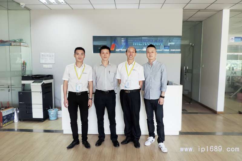 佛山市南海美爾鑫涂業有限公司總監王新水(左二)、羅子逸(左四)與本刊發行部同事合影