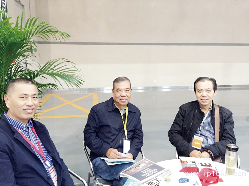 同大朱建新(右)與朋友合影