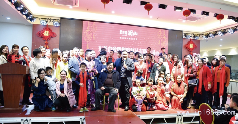 致騰塑膠朱董事長與員工、合作伙伴、嘉賓一起沉浸在一片歡樂的海洋里