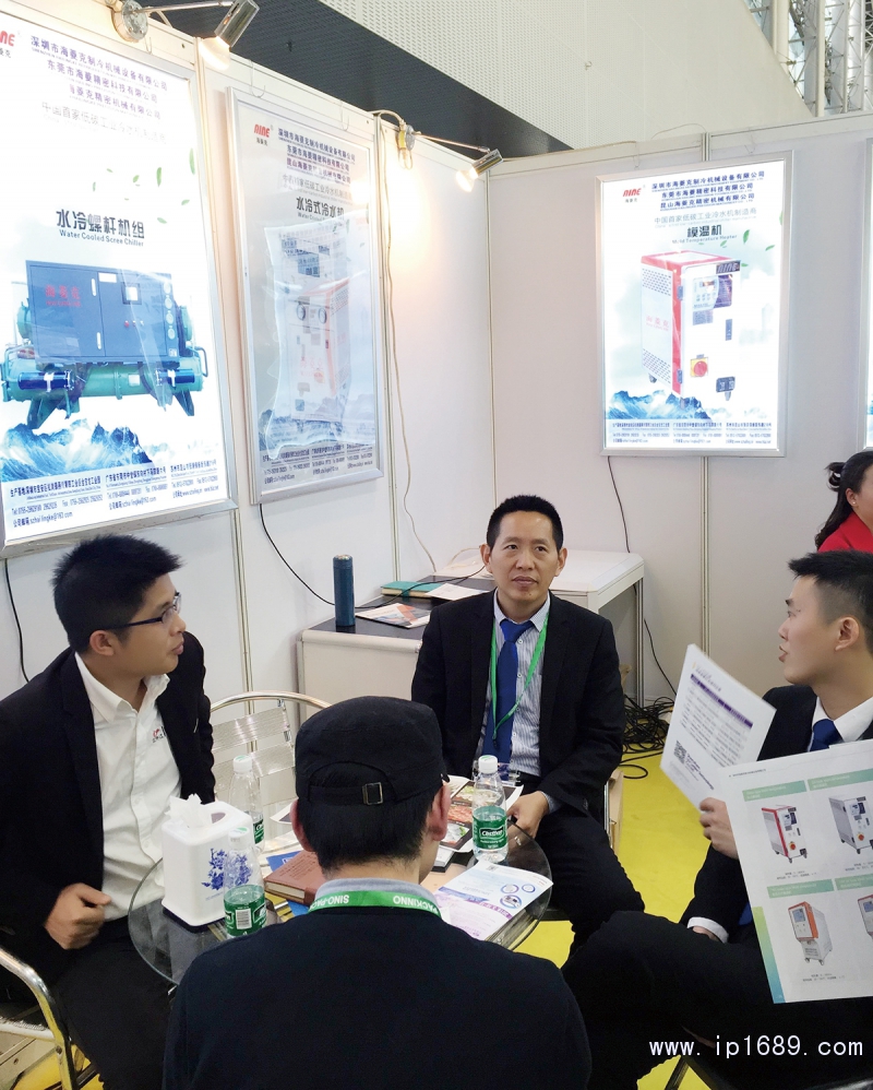 深圳市海菱克制冷設備有限公司總經(jīng)理廖克強（左三）與本刊工作人員合影