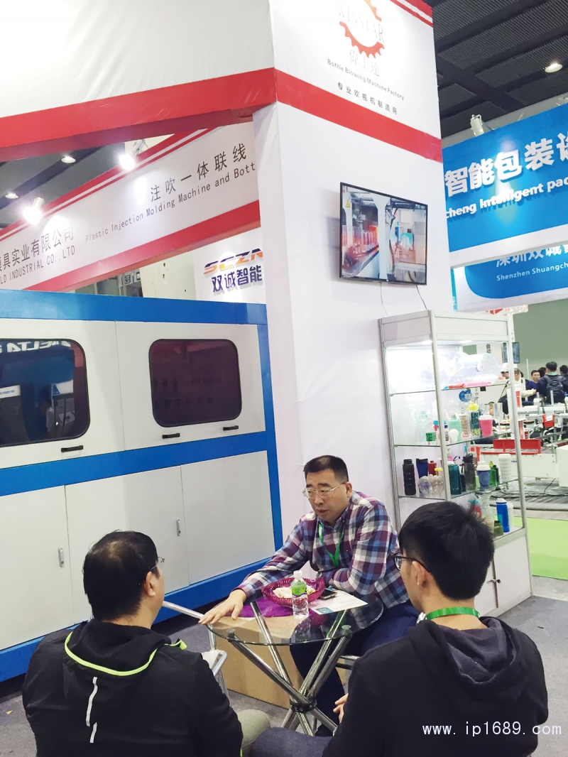 東莞市偉士達模具實業(yè)有限公司總經(jīng)理廖瑋（中）