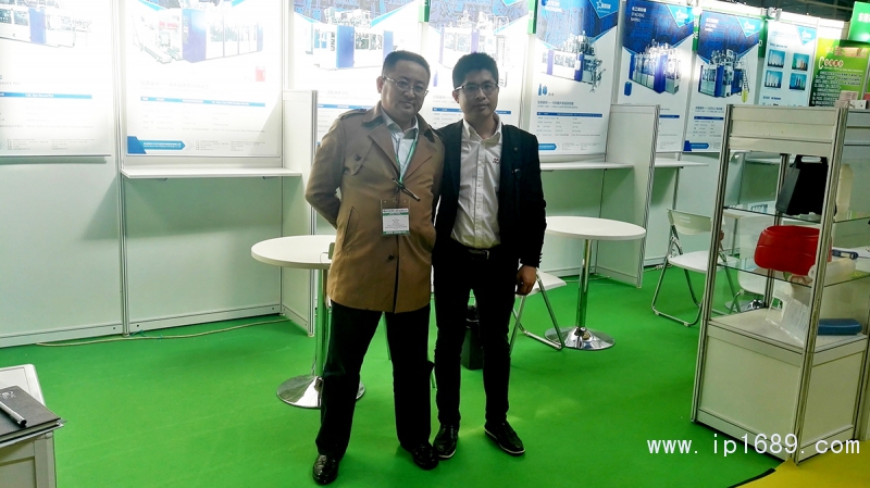 蘇州星貝爾中空成型設備有限公司銷售部長江衛(wèi)兵（左）與本刊工作人員合影