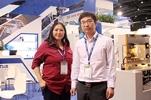 泰國(guó)海天分公司總經(jīng)理施錚(右)