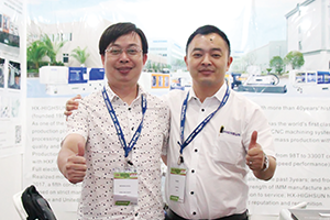 海雄機(jī)械江強(qiáng)志外貿(mào)部副總經(jīng)理(右)