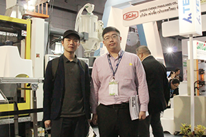 紀(jì)威銷售經(jīng)理蘇俊豪(右)