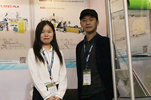 淳迪銷售經(jīng)理薛賽真(左)