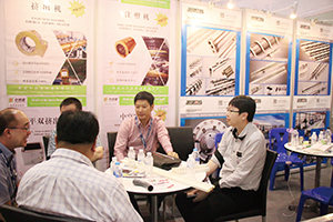 精宏翁杰(右二)