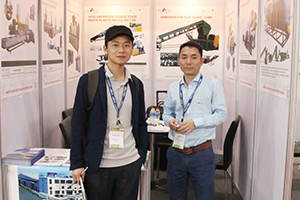 瑞斯達(dá)總經(jīng)理張宏星(右)