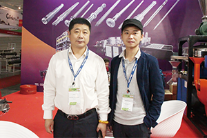 金騰賀乾輝總經(jīng)理(左)