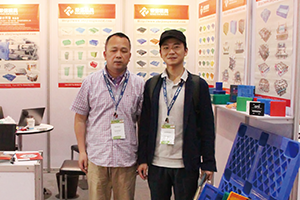 榮信模具胡兆西總經(jīng)理(左)