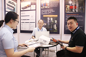 華寶機(jī)械劉耿(右一)