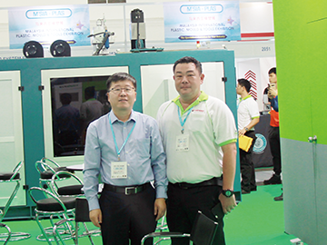 集團董事副總經理、注塑機事業部總經理張濤(左)