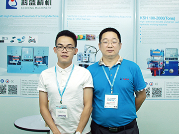 外貿經理袁文輝(左)與高級工程師盧正國(右)