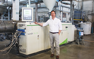 Duro負責人，Leonardo-Brito-Ferreira先生在生產車間與twinEX擠出機合影。