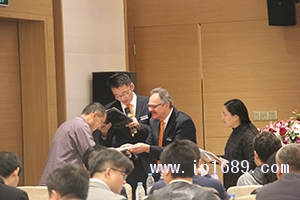 現場頒發證書。