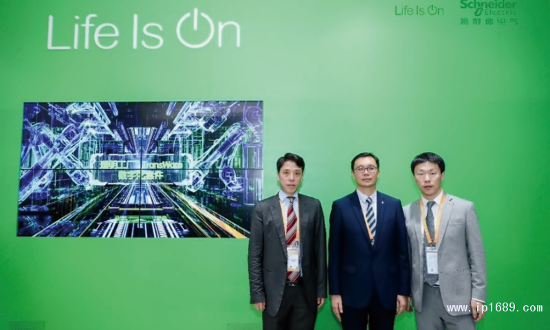 施耐德電氣高級副總裁、工業事業部中國區負責人龐邢健（中），施耐德電氣（中國）有限公司工業事業部智能制造負責人李凱（左），施耐德電氣（中國）有限公司工業事業部控制與驅動業務部總經理胡曉（右）