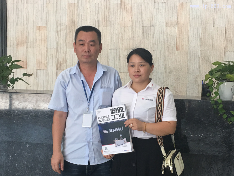 中山市家的電器有限公司主管練新榮(左)