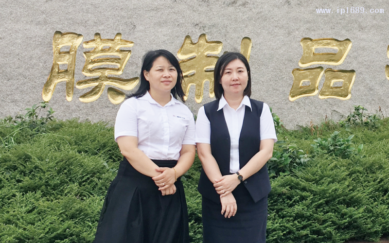 中山永寧薄膜制品有限公司銷售部統計主任吳楚紅(右)