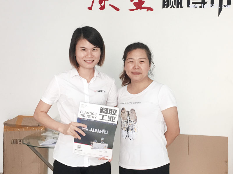 廣州市越銳塑料制品有限公司經理王小琳(右)