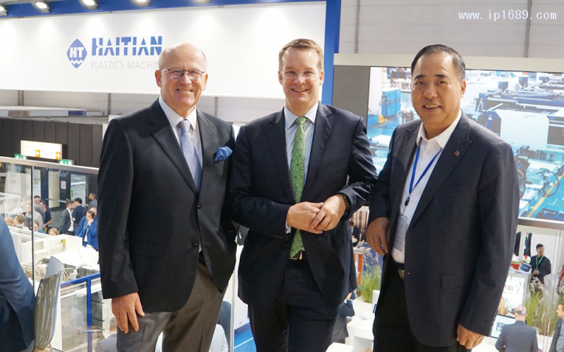 左起:海天國際董事Helmar-Franz教授,IKV主席Christian-Hopmann教授,海天國際執行董事兼總裁張劍鳴先生