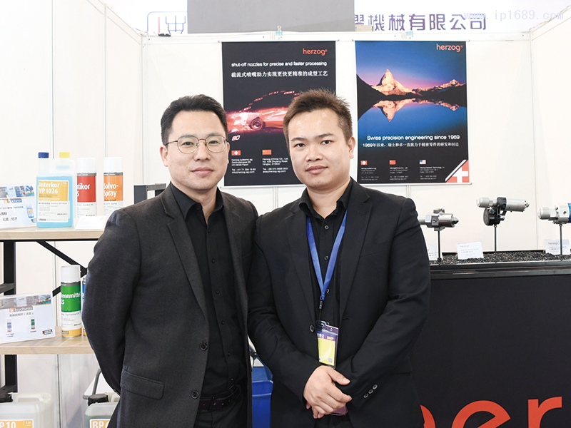 和卓噴嘴閥門系統(寧波)有限公司董事長沈舟人(左)與華南銷售部經理林明(右)