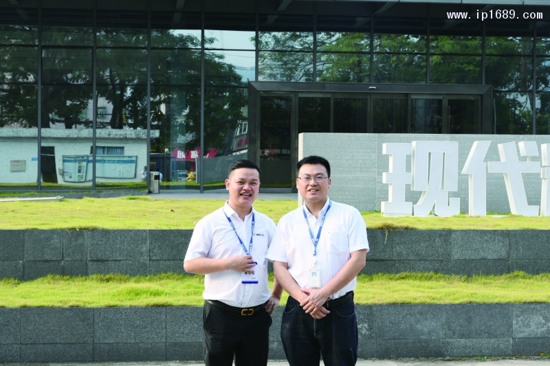 現代精密集團總監李毅峰(右)