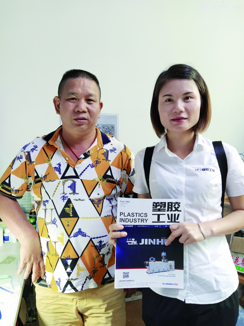 森兔數碼科技制品有限公司總經理翁進明（左）