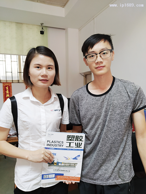 源藝紙塑包裝廠總經(jīng)理吳永標(biāo)(右)