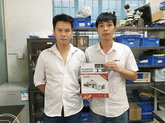 廣州鼎恒塑料制品有限公司生產主管莫武朝（左）