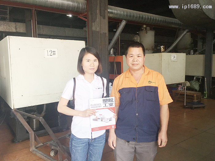 惠農(nóng)塑料制品廠主管莫家勝-(右)