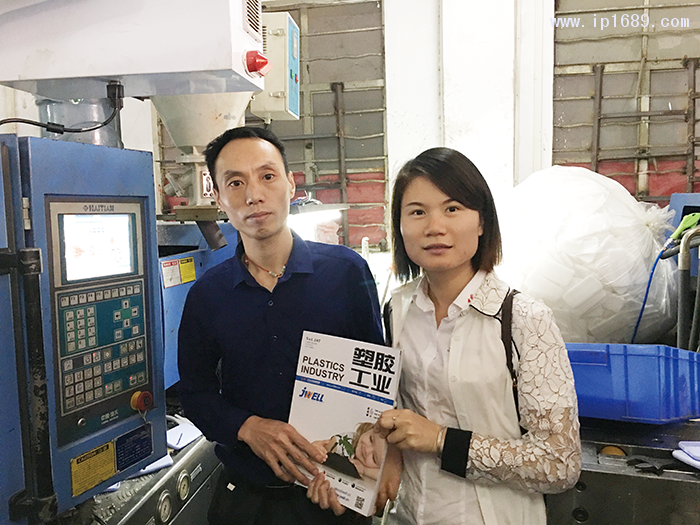 榮聯(lián)塑料制品廠袁總經(jīng)理(左)